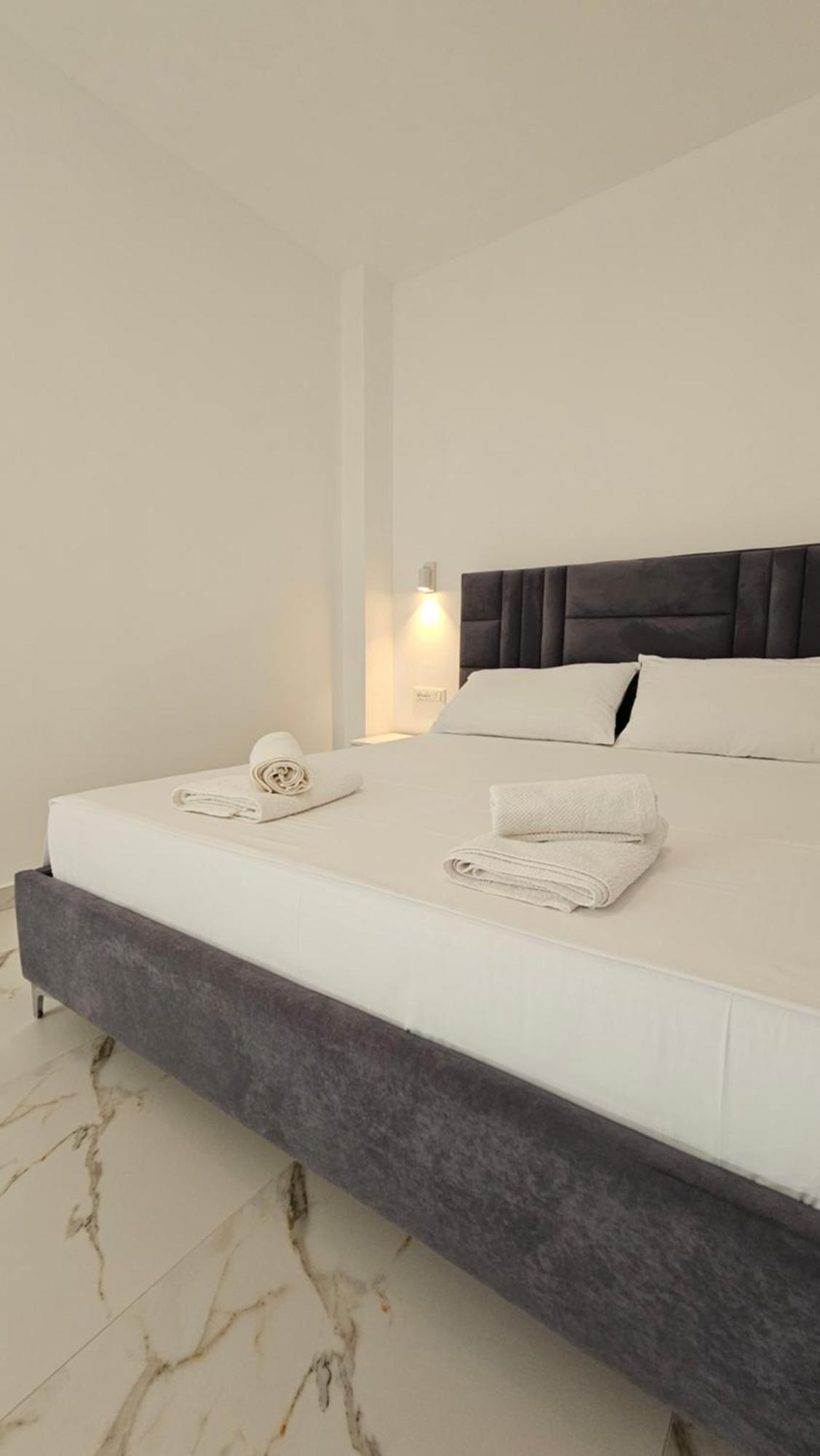 Blue Mare Apartments Sarandë Esterno foto